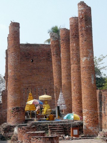 Wat Thammikarat tall pillars